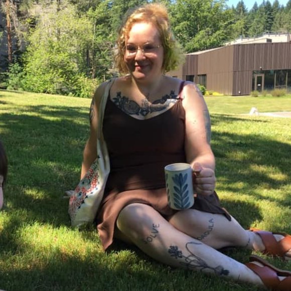 Meet your Posher, Lauren - Picture 2 of 2